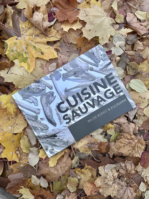 Wildküche, Naturküche, Wildkräuter, Nachhaltigkeit, Jagdethik, Naturkunst, Kochbuch, Bildband, Waldrezepte, DIY Natur, Die Wilde Sophie, Cuisine Sauvage, Wildes Kochen, Naturinspiration, Kunst & Kulinarik